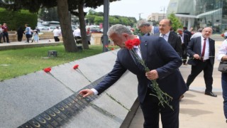 Rektör Şahin, Azerbaycanda Türk şehitliğini ziyaret etti