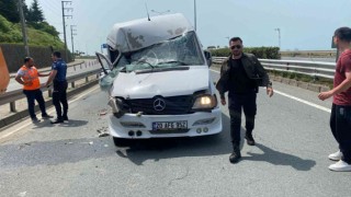 Rizede minibüs temizlik aracına çarptı: 1 yaralı
