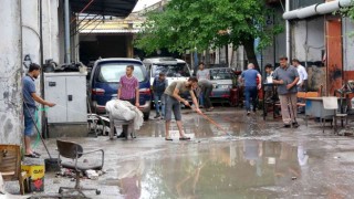 Sağanağın vurduğu Osmaniyede sanayi esnafı iş yerlerini temizleyerek güne başladı