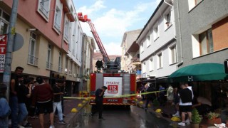 Sağanak sonrası apartman çatısına düşen yıldırım yangın çıkardı