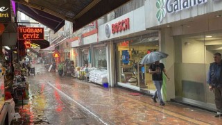 Sağanak yağışa hazırlıksız yakalandılar, dükkanlara sığındılar
