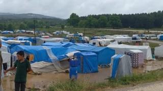 Sağanak yağışta 500 işçinin bulunduğu çadır kent sular altında kaldı