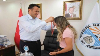Şampiyon sporcu altınla ödüllendirildi