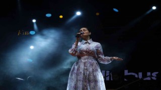 “Samsak Döveci” şarkısıyla zirve yapan Elif Buse Doğan şarkılarını sahnede çocuklarla söyledi