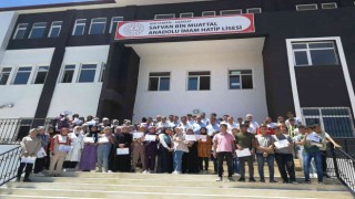 Samsatta öğretmenler başarı belgeleri, öğrenciler karnelerini aldı
