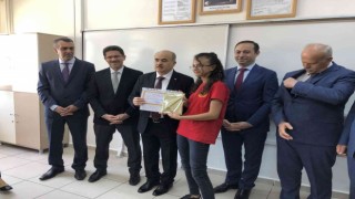 Samsun Valisi Dağlı, öğrencilere karne dağıttı