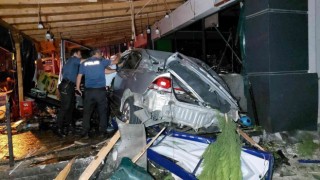 Samsunda 25 metre takla atan otomobil şarküteri dükkanına çarptı: 2 ölü