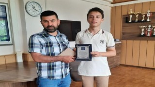 Sana emanet bilgi yarışmasını kazanan Oktay ödülünü aldı