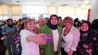 Sanatçı Tülay Örten, türküleriyle Sincanlı hanımların kulaklarının pasını sildi