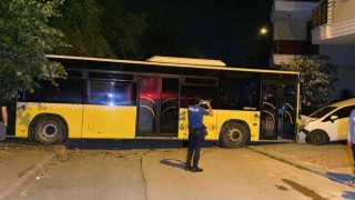 Sancaktepede ehliyetsiz görevli yıkamak için aldığı İETT otobüsüyle sokağa daldı: Bir otomobil hurdaya döndü