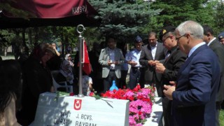 Şehit Astsubay Duran Bayram kabri başında dualarla anıldı