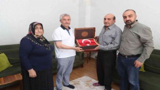 Şehit babalarına Türk Bayrağı ve Kuran-ı Kerim hediyesi