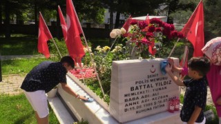Şehit babalarının mezarını gül suyuyla temizlediler