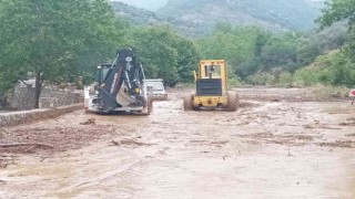 Selde mahsur kalan araçları Aydın Büyükşehir ekipleri kurtardı