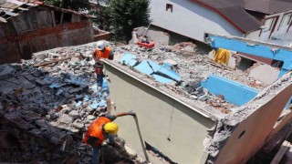 Serdardaki metruk bina yıkıldı