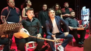 Ses sitemini kapatınca Kırmızıgül çıplak sesle konser verdi