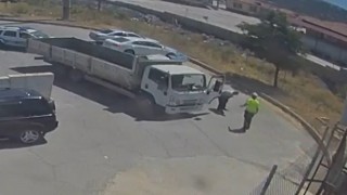 Seyir halinde nefesi kesilen kamyon sürücüsünü polisler hayata döndürdü