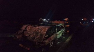 Seyir halindeki otomobil alev alev yandı
