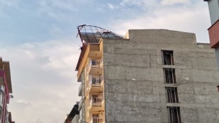 Şiddetli rüzgar evin çatısını uçurdu