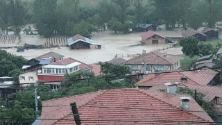Şiddetli sağanak yağış sonrası ev ve tarlalar sel suları altında kaldı