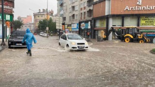 Şiddetli yağış hayatı felç etti