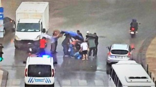 Şiddetli yağış ve fırtınada kalpleri ısıtan görüntü
