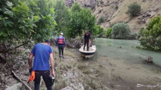Siirtte çayda akıntıya kapılan sağlıkçıyı arama çalışmaları dördüncü gününde