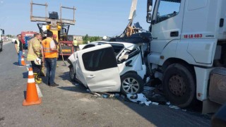 Silivride iki tırın arasında kalan otomobildeki 5 kişi yaralandı