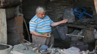 Sınırda 60 yıldır demir döverek geçimini sağlıyor