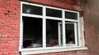 Sinopta bir evin camları kimliği belirsiz kişilerce kırıldı
