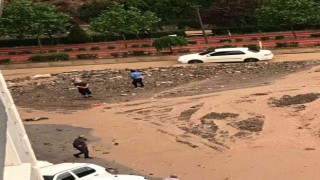 Siparişini bırakan motokurye döndüğünde motorunun sele kapıldığını gördü