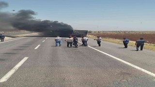 Şırnakta seyir halindeki tır alevlere teslim oldu