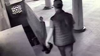 Şişlide camide yaşanan ayakkabı hırsızlığı kamerada