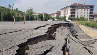 Site otoparkında heyelan meydana geldi