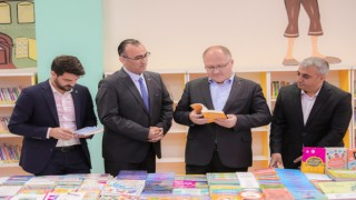 Sivas Belediyesi, kütüphaneye 500 kitap bağışladı