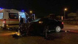 Sivasta hafif ticari araç ve otomobil çarpıştı: 1i ağır 5 yaralı