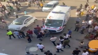 Sokak ortasında boğazından bıçaklanan genç ağır yaralandı