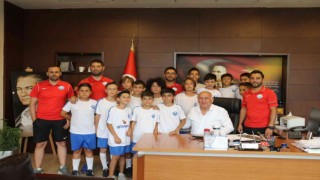 Söke Belediye Başkanı Tuncelden minik futbolculara milli maç jesti