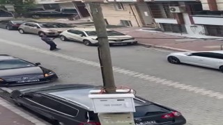 Sosyal medyada annesine küfreden kişinin evinin önünde ateş açtı