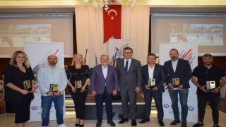 Spor Şenliklerinde görev alanlara teşekkür plaketi