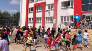 Su savaşıyla bir yılın stresini attılar