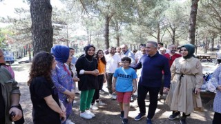 Sultangazide liseli öğrencilerin mezuniyet sevinci
