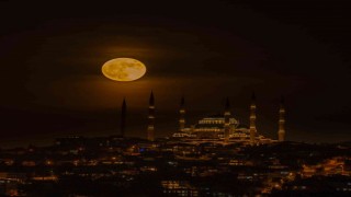 Süper Ayın Çamlıca Camii ile buluşması görsel şölen yaşattı