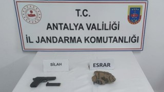 Şüpheli şahısların üzerinde ruhsatsız tabanca ve esrar bulundu