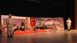 Tabuttaki Asker tiyatro gösterisi sahnelendi