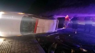 Takla atan araçta sıkışan yaralı, baltayla camlar kırılarak kurtarıldı