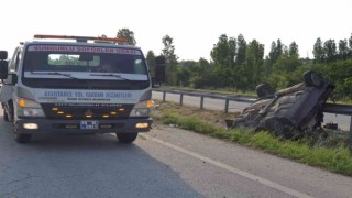 Takla atan otomobil refüje devrildi: 3 yaralı