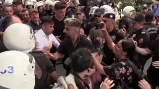 Taksim LGBT yürüyüşünde polise hakaret eden muhabire gözaltı