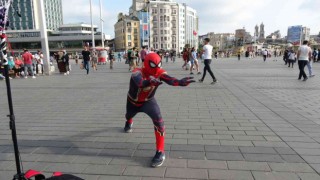 Taksim Meydanında Örümcek Adam gösterisi