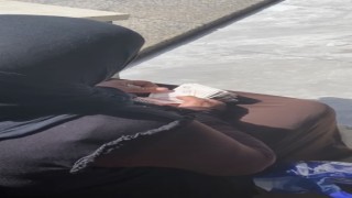 Taksimde hasılatı sayan dilenci kadın kamerada